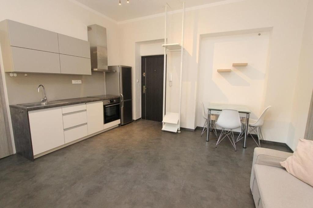 Self Check-in 45m2 Facing Tram Station * Prague