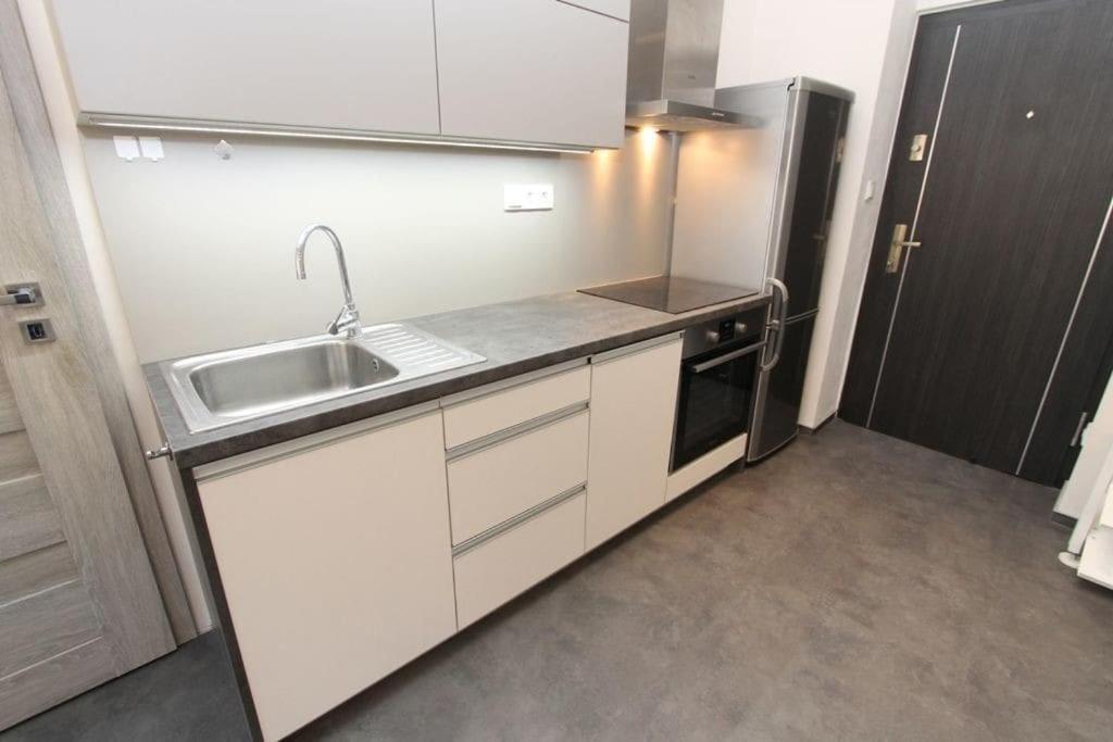 Apartment Self Check-in 45m2 Facing Tram Station Prague