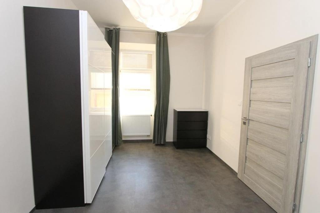 Self Check-in 45m2 Facing Tram Station Praag